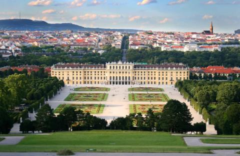 Τα αυτοκρατορικά ανάκτορα Schoenbrunn στη Βιέννη